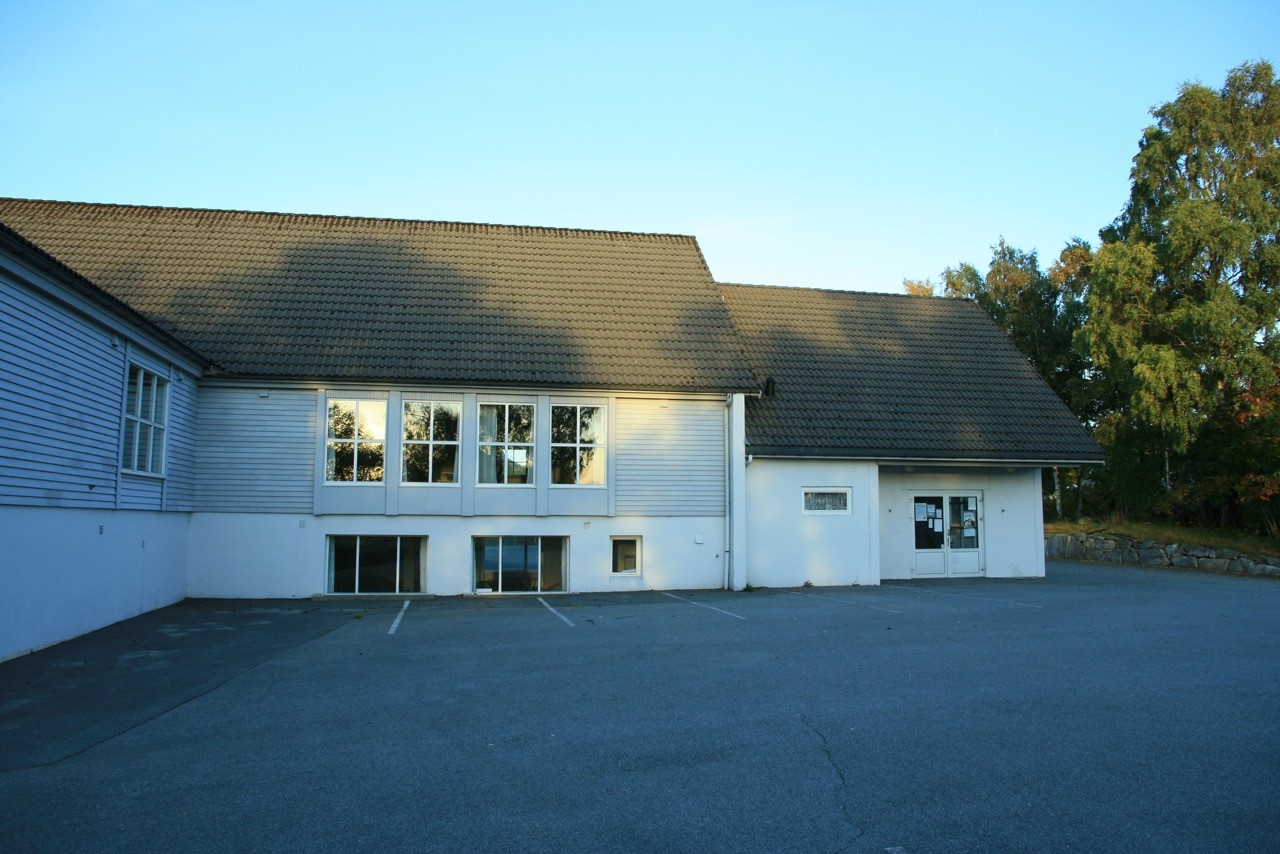 parkeringsplass foran bedehuset foto